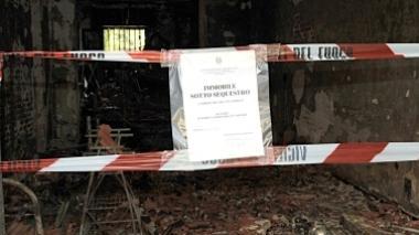 Rogo distrugge negozio di parrucchiera