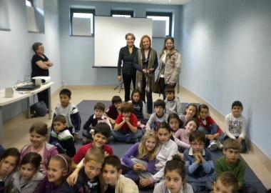 Lassessore con i bambini e le insegnanti 
