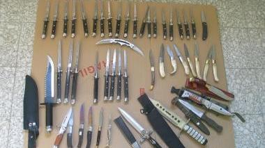 <b>COLTELLI.</b> Ecco i coltelli sequestrati dai vigili urbani al mercatino di via Fratti