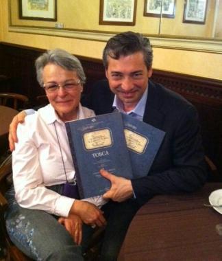 Gabriella Biagi Ravenni, direttrice della fondazione Puccini dona a Luisotti i volumi del libretto di Tosca   
