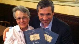 Gabriella Biagi Ravenni, direttrice della fondazione Puccini dona a Luisotti i volumi del libretto di Tosca