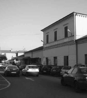 La stazione ferroviaria di Sarzana con il parcheggio       