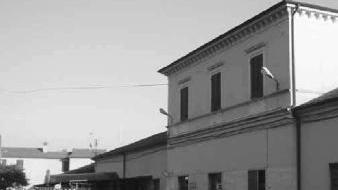 La stazione ferroviaria di Sarzana con il parcheggio