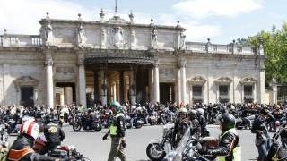I centauri davanti al Tettuccio e a destra con don Mario Avella munito di bandana motociclistica