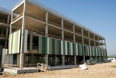 I pannelli appena montati sulla facciata di uno degli edifici del nuovo ospedale   