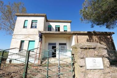 La ex scuola di Franciana che dovrebbe ospitare i profughi arrivati ieri a Piombino 