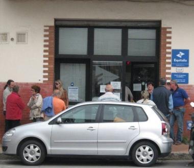 Cittadini in attesa di fronte agli uffici di Equitalia a Portoferraio  