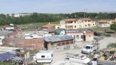 Il campo rom a Coltano