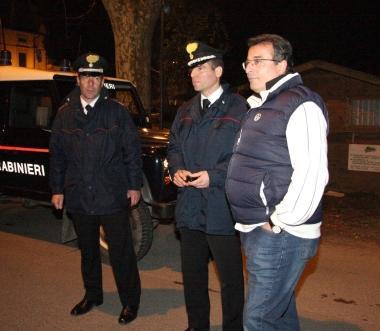 Lunardini (a dx) con i carabinieri 