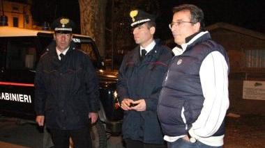 Lunardini (a dx) con i carabinieri