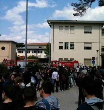 <b>FIAMME.</b> Studenti davanti al Marconi dopo lincendio 