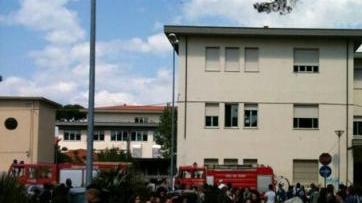 <b>FIAMME.</b> Studenti davanti al Marconi dopo l’incendio