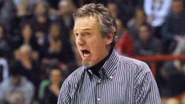 Il presidente Roberto Maltinti incita la squadra dalle tribune
