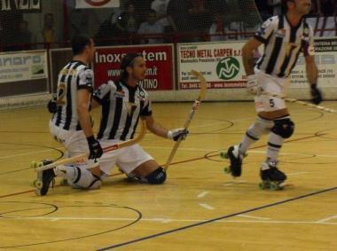 <b>CHE GIOIA.</b> Lesultanza di Orlandi e dei compagni di squadra dopo il gol del due a zero segnato su rigore        