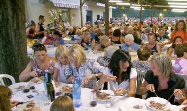 I partecipanti a una delle tante sagre paesane