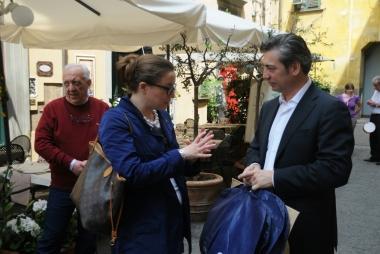 Il maestro Nicola Luisotti fuori della casa natale di Puccini con lassessore Letizia Bandoni di recupero (foto Vip)    