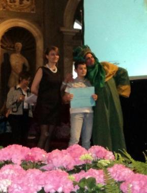 Il momento della premiazione Filippo &egrave; al centro, a sinistra linsegnante Graziana DAgruma 
