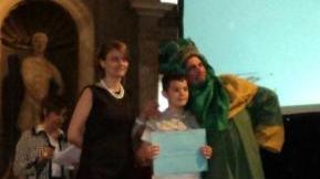 Il momento della premiazione Filippo è al centro, a sinistra l’insegnante Graziana D’Agruma