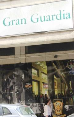 La facciata della Gran Guardia coperta dai pannelli sul tema del cinema 