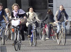 Tutti in bici sui ponti per far vincere Pisa che è tra le favorite