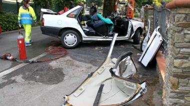 <strong>VITA SPEZZATA.</strong> A fianco, Michael Giannecchini In alto la sua auto distrutta contro l’albero