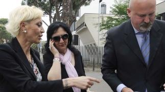 <strong>IN PROCURA</strong> Il sindaco Monica Faenzi entra accompagnata dal vice Sandra Mainetti e dell’avvocato Alessandro Antichi