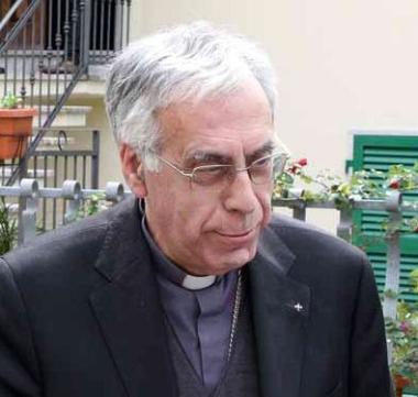 Il vescovo Giovanni Santucci i giovani immigrati seduti sul sagrato della cattedrale e, sotto, Marco Rovelli