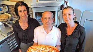 Sopra da sinistra Micaela Luca e Barbara che, a destra brindano con la birra