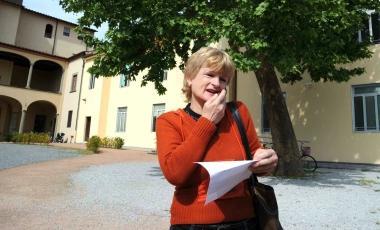 Gioia risponde al telefono nel giardino dellufficio anagrafe, dove &egrave; stata a chiedere la nuova residenza 