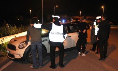 I controlli antidroga dei carabinieri, sabato sera nei pressi della discoteca di Ponsacco 