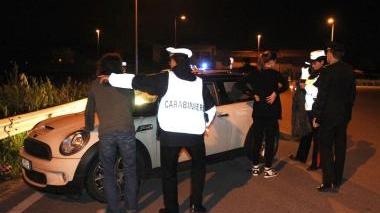 I controlli antidroga dei carabinieri, sabato sera nei pressi della discoteca di Ponsacco