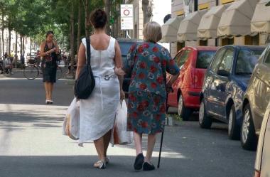 In provincia di Pistoia sono centinaia le badanti che accudiscono gli anziani 