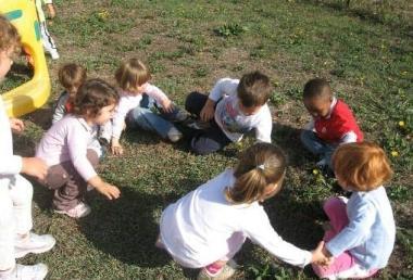 Bimbi giocano in un asilo nido 