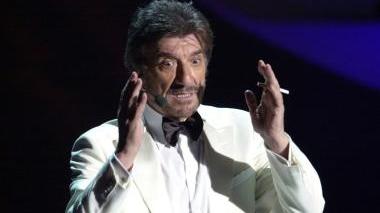 MATTATORI. Dalla satira di Maurizio Crozza all’istrionismo di Gigi Proietti alle denunce-show di Beppe Grillo: tutti chiamati sul palcoscenico della Versiliana