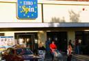 Ladra ruba all'Eurospin, la commessa la inseguelei le lancia frutta e ciabatte per seminarla
