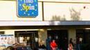 Ladra ruba all'Eurospin, la commessa la inseguelei le lancia frutta e ciabatte per seminarla