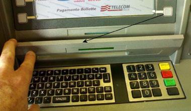 Clonavano le carte di credito, 5 milioni il bottino: arrestati