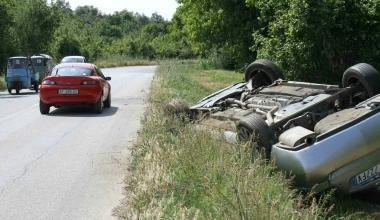 Lauto ribaltata dopo la sbandata per colpa di una scia di olio sullasfalto 