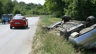 L’auto ribaltata dopo la sbandata per colpa di una scia di olio sull’asfalto
