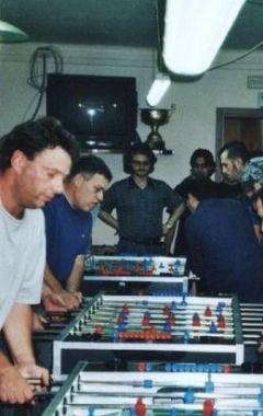 Una sfida di calcio balilla  