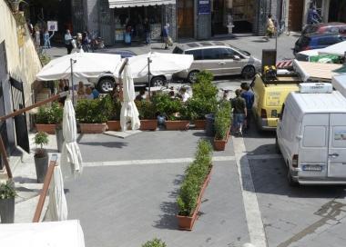 <b>FURGONI.</b> In mezzo a piazza del Sale per il mercatino 