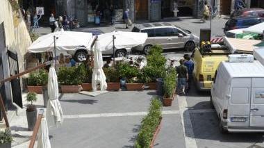 <b>FURGONI.</b> In mezzo a piazza del Sale per il mercatino