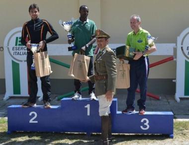 <b>PREMIAZIONE</b> I primi tre classificati alla corsa nel Centro militare veterinario    