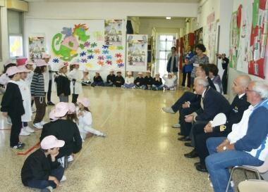 I bambini mentre leggono le poesie Tra gli spettatori anche il presidente della Provincia 