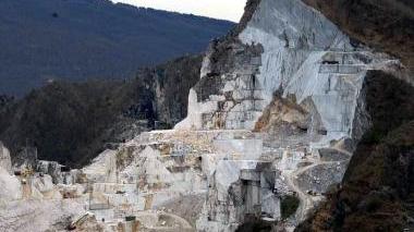 Una veduta di cave nei bacini marmiferi carraresi