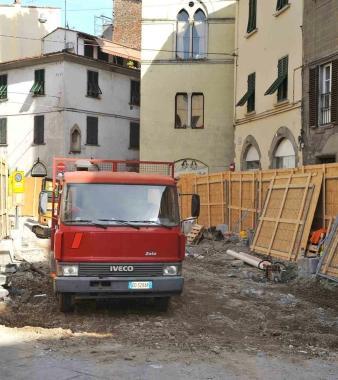 Il cantiere dei lavori stradali in via Cavour   