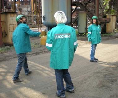 Silvia Avallone, a destra, durante un sopralluogo alla Lucchini 