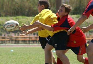 Un giocatore dellEtruria Under 12 placcato da un avversario 