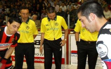 <b>GRINTA DI CAPITANO.</b> Nicola Palagi col capitano del Breganze e gli arbitri durante la scelta del campo 