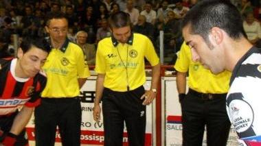 <b>GRINTA DI CAPITANO.</b> Nicola Palagi col capitano del Breganze e gli arbitri durante la scelta del campo